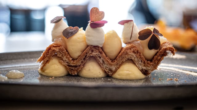 Chou craquelin crème citron et cerises griotte, glace vanille - Mazali Restaurant, Paris