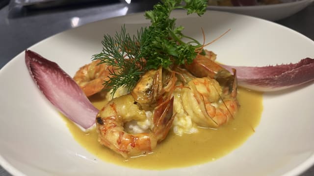 LES GAMBAS SNACKÉES, SAUCE COCO SATÉ ET RISOTTO CREMEUX  - Au Cheval Blanc