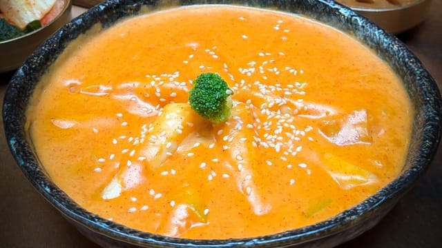 Rosé Tteokbokki (Gâteaux de riz avec galettes de poisson à la sauce crémeuse) - Hanwoo Haussmann