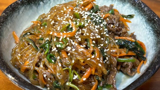 Vermicelles sautés aux légumes et au bœuf (Japchae) - Hanwoo Haussmann, Paris