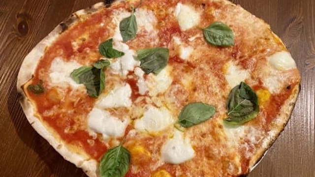 Pizza margherita con bufala - Grazie a Dio è Venerdì, Rome