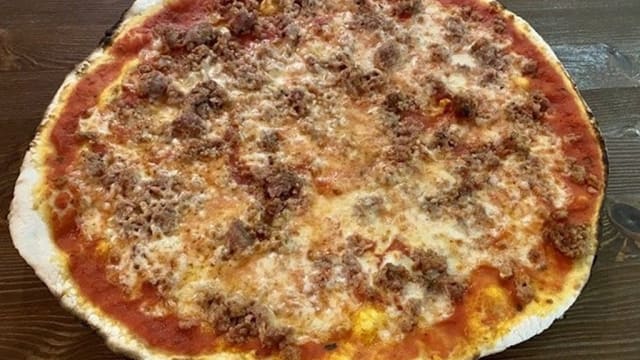 Pizza margherita con salsiccia - Grazie a Dio è Venerdì, Rome