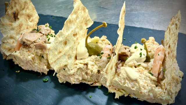 Ensaladilla rusa con ventresca de atún, langostinos, anchoas y pan de carasatu - El Borbollón - Hotel La Salve, Torrijos