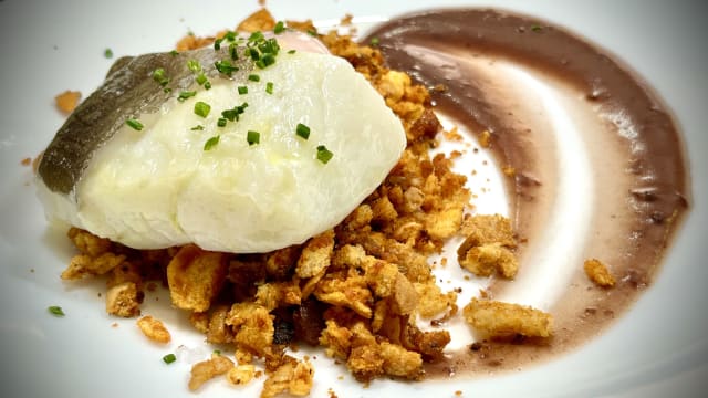 Bacalao confitado con aceite de ajos, migas, huevo a 63º y reducción de vino tinto - El Borbollón - Hotel La Salve