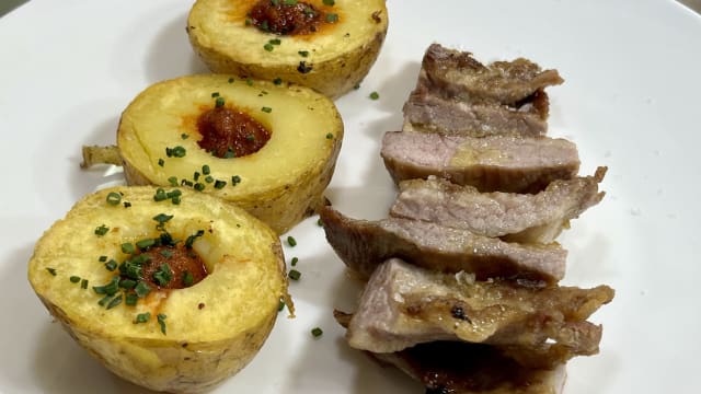 Secreto de cerdo ibérico con patatas asadas al romero  y salsa chimichurri - El Borbollón - Hotel La Salve, Torrijos