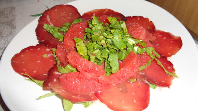 Carpaccio di bresaola con pompelmo rosa e rucola - Ristorante Nonna Rosa a Chiusi