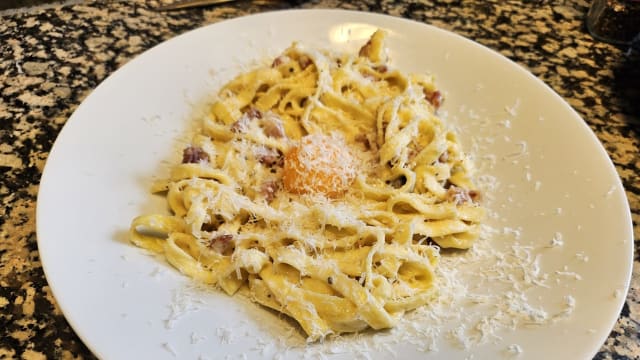 Tagliatelle carbonara - la ricetta autentica - Le Pulcinella, Lille