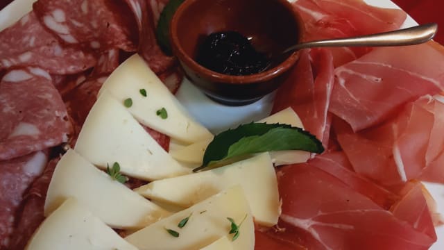 Mix di salame, prosciutto toscano e pecorino locale - AGRIO'