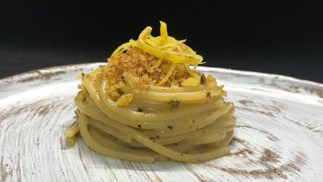 Spaghettoni colatura di alici, pistacchi, limone - Farmacia dei Sani