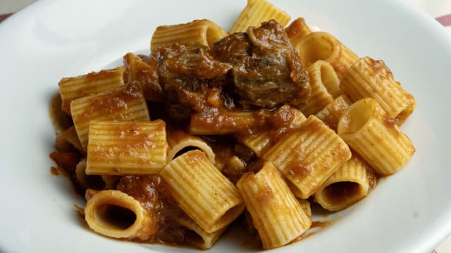 Mezze maniche al sugo di coda alla vaccinara - Ai Balestrari sul Naviglio Pavese