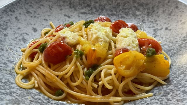 Spaghetti ai due pomodorini , burrata e basilico - Ristorante Pomo D’Oro, Cafaggio