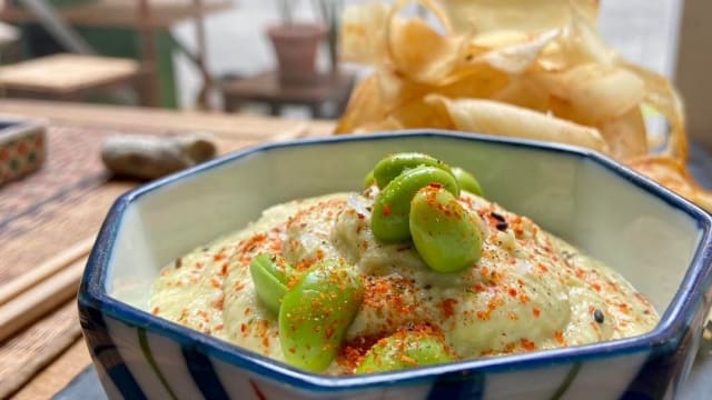 Hummus de Edamame y Chips de Yuca - El Doble, Barcelona