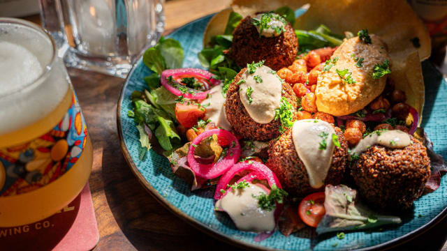 Falafel salad - Frontaal Little Bar