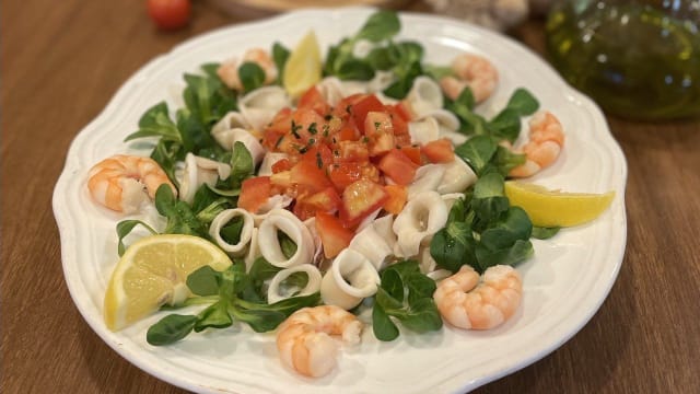 Insalatina di mare calda ( totani e gamberi a vapore con insalatina e pomodorini ) - Rocchino, Massa