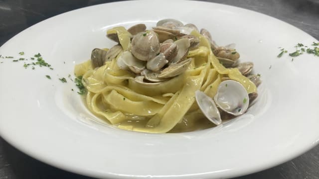 Tagliatelle alle vongole poveracce - La Brace - Cucina di Mare e Pizza