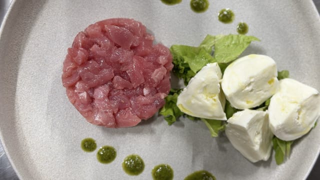 Tartare di tonno con bufala campana e pesto di basilico - La Brace - Cucina di Mare e Pizza