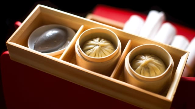 Xiao long bao au chocolat, glace au sesame noir - Madame Fan, Paris