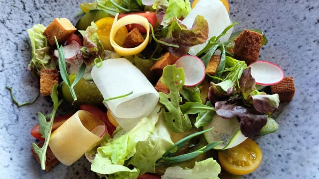 Insalata di cetrioli, tofu crocante, scalogno, pomodorini, dressing di soia e tofu  - Kento Bay Restaurant and Lookout