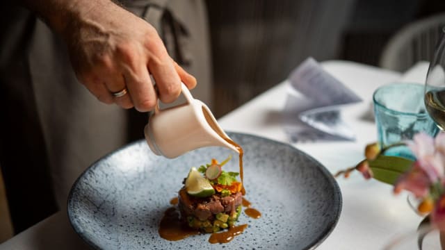 Tartare di manzo con avocado, te di zenzero e sesamo - Kento Bay Restaurant and Lookout