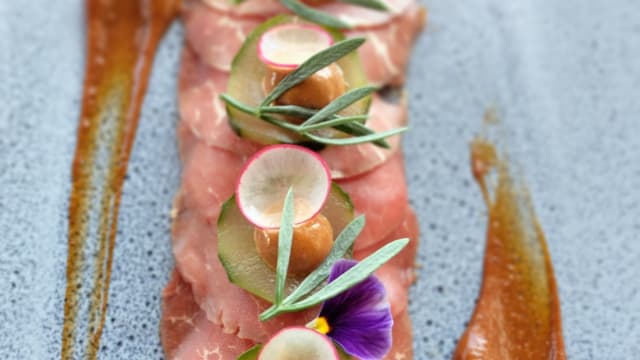 Carpaccio di manzo alla coreana, con kimchi fermentato e dressing al kalbi - Kento Bay Restaurant and Lookout