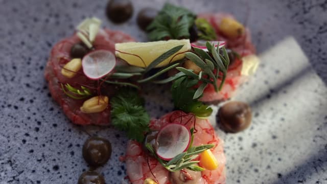 Carpaccio ai gamberi “porto santo spirito” con crema di cipolle di tropea - hoisin, chulpe e salicornia - Kento Bay Restaurant and Lookout