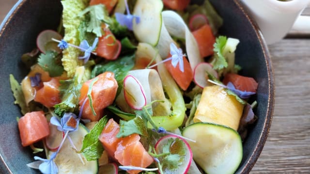 Insalata di salmone marinato in aceto di riso, verdure, misticanza, dressing di chili verde e lime  - Kento Bay Restaurant and Lookout