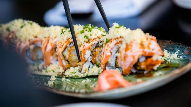 Shrimp tempura salmon roll - Jimix Fusion Foods, Hilversum