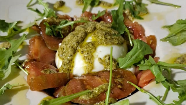 Ensalada burrata de la pugglia - La Maranda Chamberi Restobar