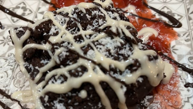 Brownie cacao e nocciole con culis di fragole e crema al cocco - Status Quo