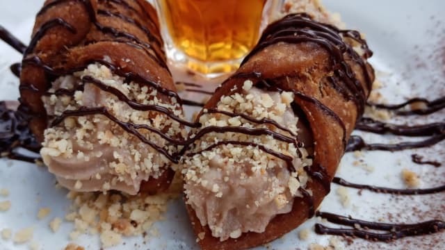 Cannolo con ricotta di mandorle e scaglie di cioccolato con shot di marsala - Status Quo, Rome