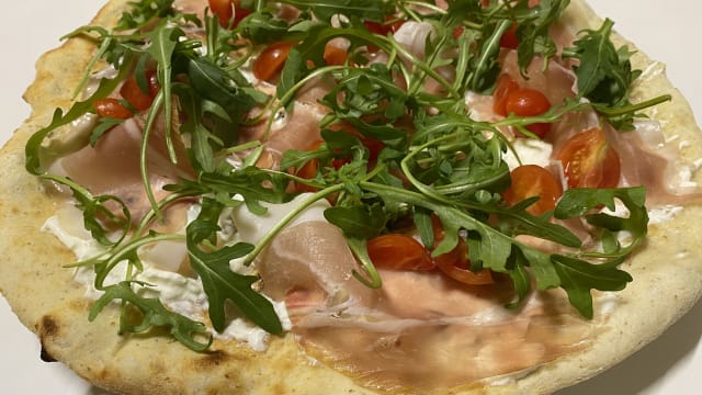 Pizza Ludovica: stracciatella pugliese IGP, pomodorini pachino, prosciutto crudo, rucola, olio extra vergine - Mena Mè Salento Bistrot, Lodi