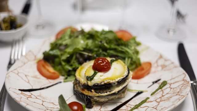 Mille-feuille d’aubergine au chèvre chaud - Auberge de Venise Montparnasse