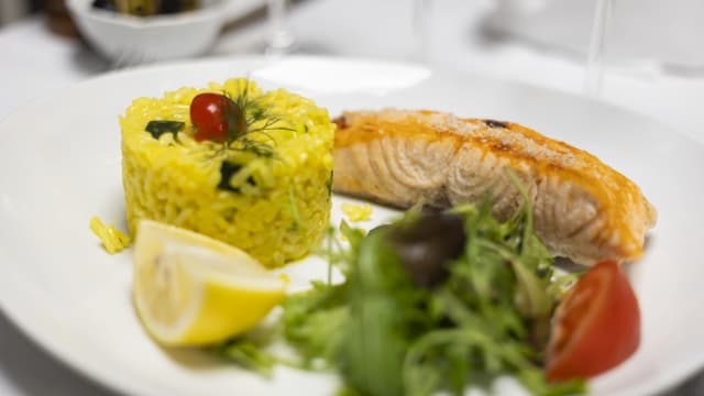 Salmone al fior di sale con risotto - Auberge de Venise Montparnasse, Paris