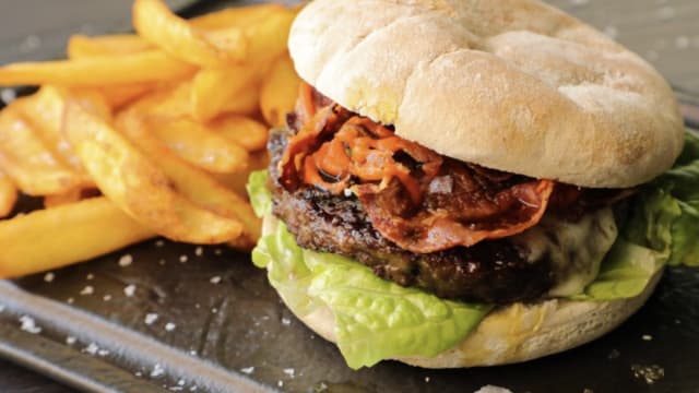 HAMBURGER "ZENEAT" CON PATATE RUSTICHE - Zeneat, Ascoli Piceno