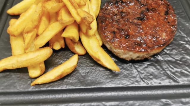 HAMBURGER DI SCOTTONA AL PIATTO CON PATATE RUSTICHE - Zeneat