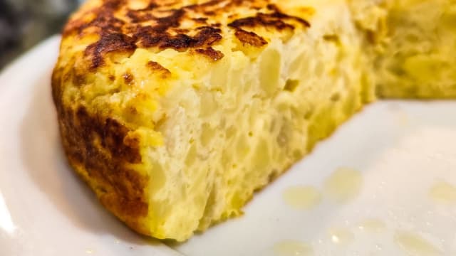 Tortilla de patatas con pan con tomate - El Cau del centro, L'Hospitalet de Llobregat