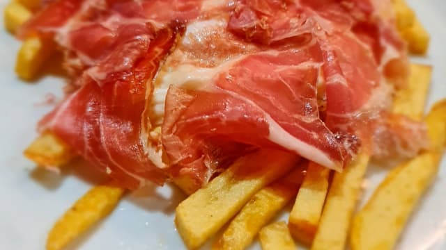 Huevos Rotos con Jamón Ibérico - Diegos Bar, Barcelona