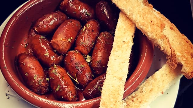 Chorizos a La Sidra con Crujiente de Pan de Payés - Diegos Bar Restaurant, Barcelona