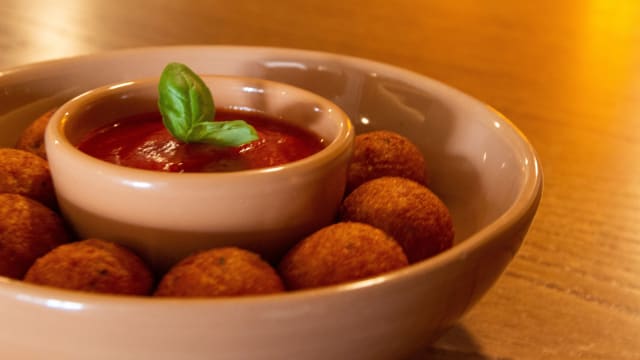 Polpette di pane dorate, coulis di pomodoro e basilico - Kiatz, Locorotondo