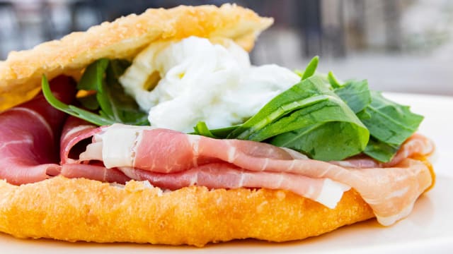 Focaccina fritta con crudo stracciatella e rucola - Kiatz, Locorotondo