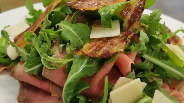 Millefoglie di Manzo con Rucola, Parmigiano e Pancetta Croccante - Agriturismo Villetta Di Monterufoli