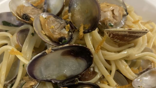 Linguine alle vongole e bottarga - Osteria del Mare L. Cantoni, Milan