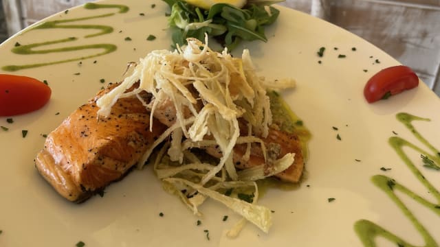 Trancio di salmone alla piastra su letto di guacamole con porro fritto - Le Dune Bistrot