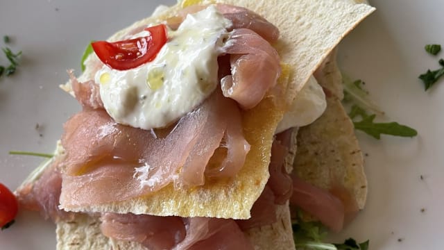 Millefoglie di pane carasau con Carpaccio di tonno fresco e maionese di yogurt e prezzemolo - Le Dune Bistrot