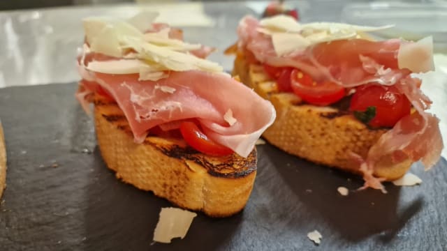 Bruschette con pomodorini, prosciutto crudo e scaglie di grana - Albergo Trattoria Italia, Desenzano Del Garda