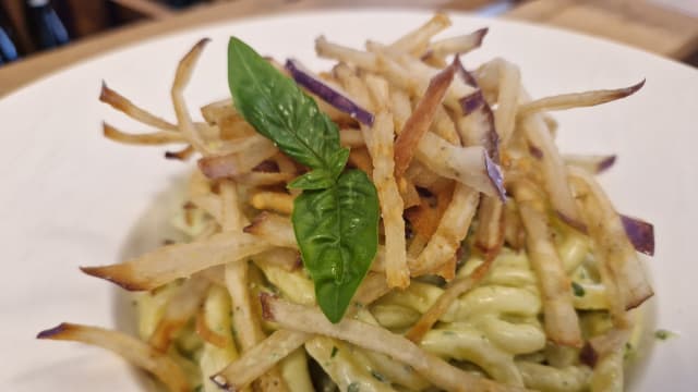 Bigoli con burrata, basilico e filetti di melanzane - Albergo Trattoria Italia, Desenzano Del Garda