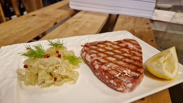 Bistecca di tonno ai ferri con insalata di finocchio e pepe rosa - Albergo Trattoria Italia, Desenzano Del Garda