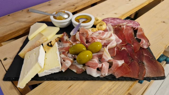 Tagliere Misto Della Casa con salumi e formaggi del territorio miele e mostarda - Albergo Trattoria Italia, Desenzano Del Garda