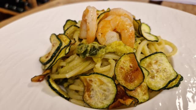 Spaghettoni con crema di zucchine, code di gambero e zucchine scapecie - Albergo Trattoria Italia, Desenzano Del Garda