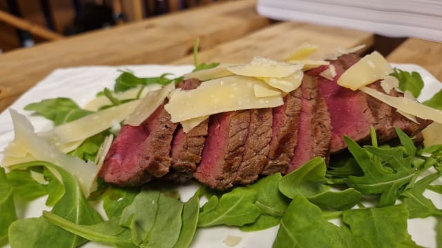 Tagliata di manzo su letto di rucola e scaglie di grana - Albergo Trattoria Italia